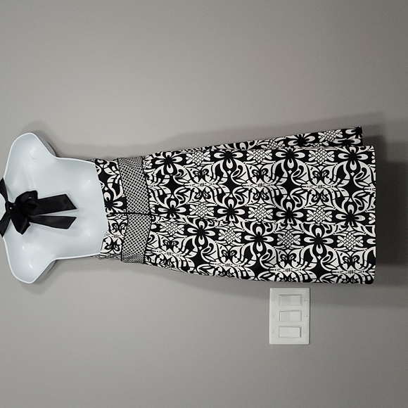 B&W Print Halter Dress V-Neckline - Picture 5 of 14